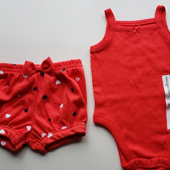 Four onsies & one pair of shorts w. hearts. 0-3 mo - Picture 8 of 9